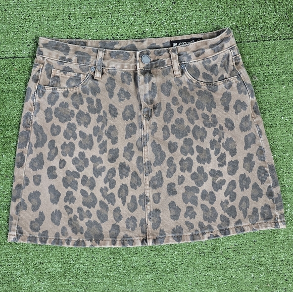 BLANK NYC | 100% COTTON FADED LEOPARD LIGHTLY DISTRESSED DENIM MINI SKIRT - Picture 2 of 16